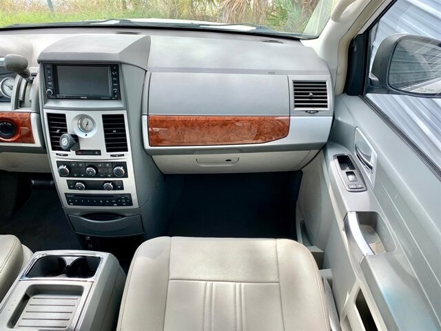 2008 Chrysler Town & Country in Hudson, FL 34669 - 2076995 17