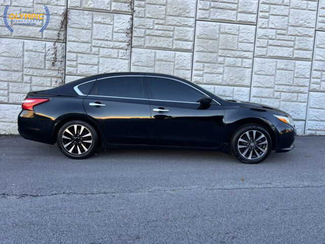 2017 Nissan Altima in Decatur, GA 30032 - 2142815 8
