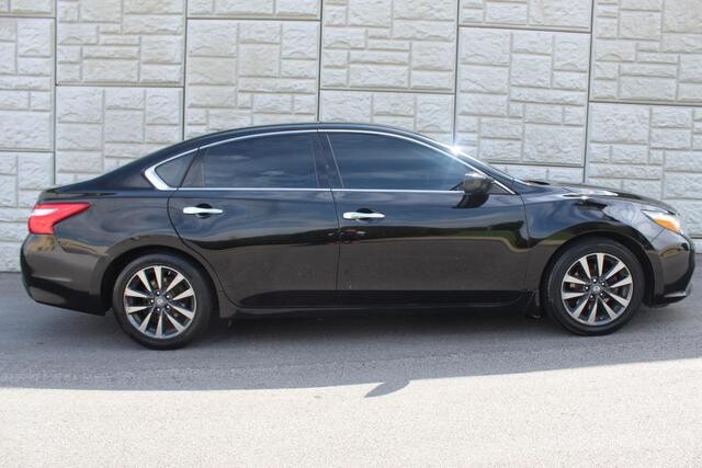 2017 Nissan Altima in Decatur, GA 30032 - 2142815 92