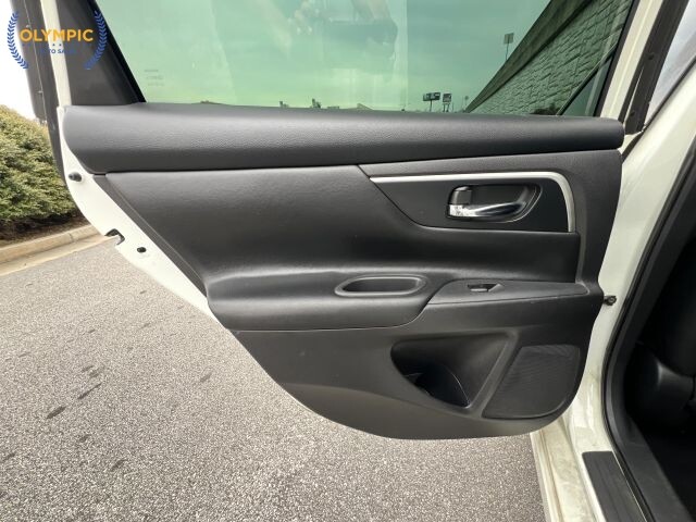2017 Nissan Altima in Decatur, GA 30032 - 2151050 44