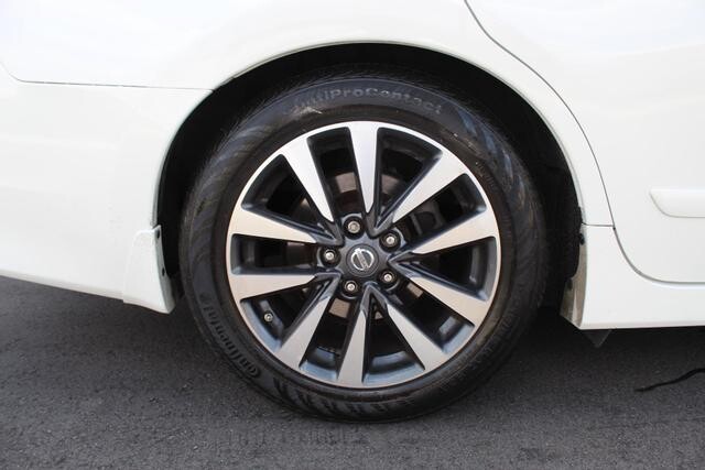 2017 Nissan Altima in Decatur, GA 30032 - 2151050 118