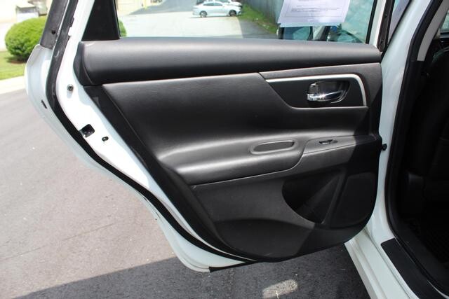 2017 Nissan Altima in Decatur, GA 30032 - 2151050 113