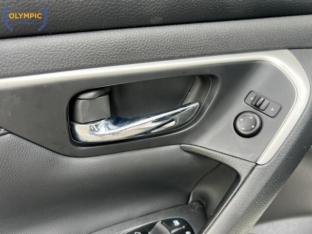 2017 Nissan Altima in Decatur, GA 30032 - 2151050 30