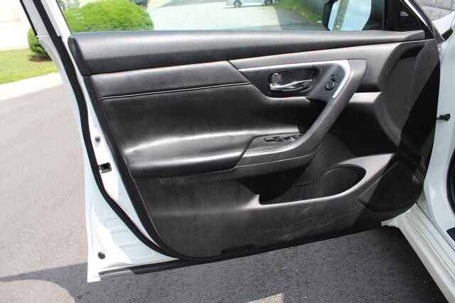 2017 Nissan Altima in Decatur, GA 30032 - 2151050 111