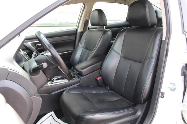 2017 Nissan Altima in Decatur, GA 30032 - 2151050 105