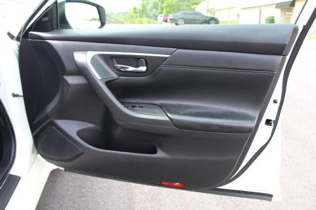 2017 Nissan Altima in Decatur, GA 30032 - 2151050 112