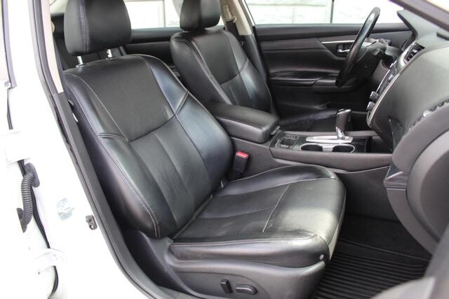 2017 Nissan Altima in Decatur, GA 30032 - 2151050 106