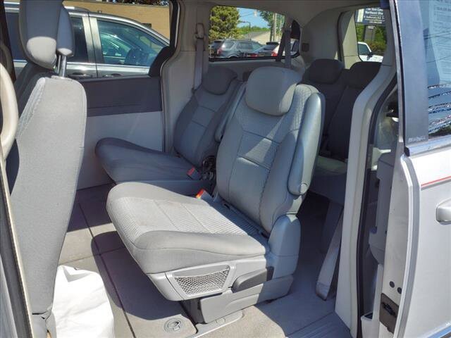 2010 Chrysler Town & Country in Warren, OH 44484 - 2151423 5