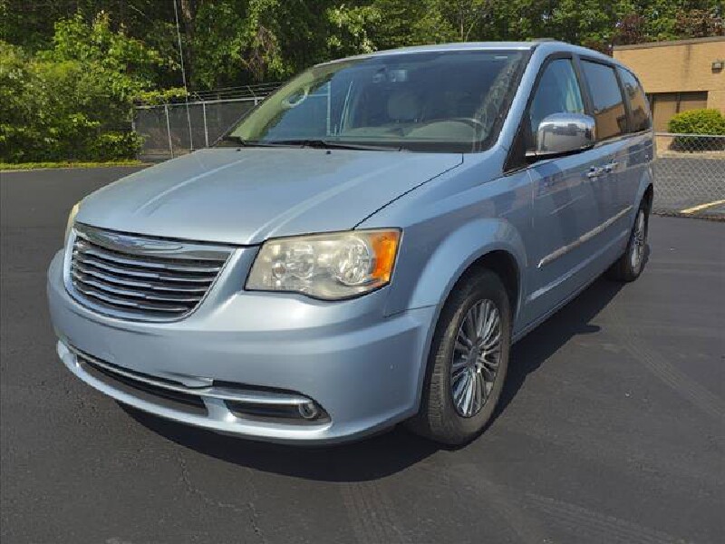 2013 Chrysler Town & Country in Warren, OH 44484 - 2155414