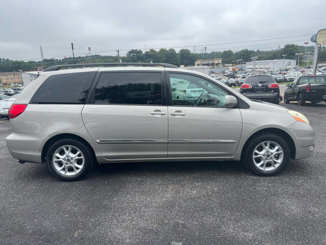 2006 Toyota Sienna in Hickory, NC 28602-5144 - 2183825 7