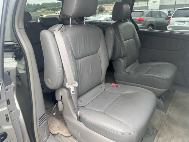 2006 Toyota Sienna in Hickory, NC 28602-5144 - 2183825 9