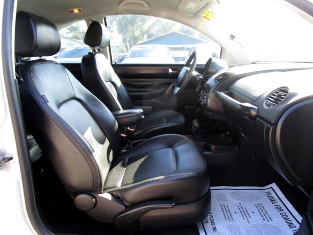 2010 Volkswagen Beetle in Tampa, FL 33604-6914 - 2215998 32