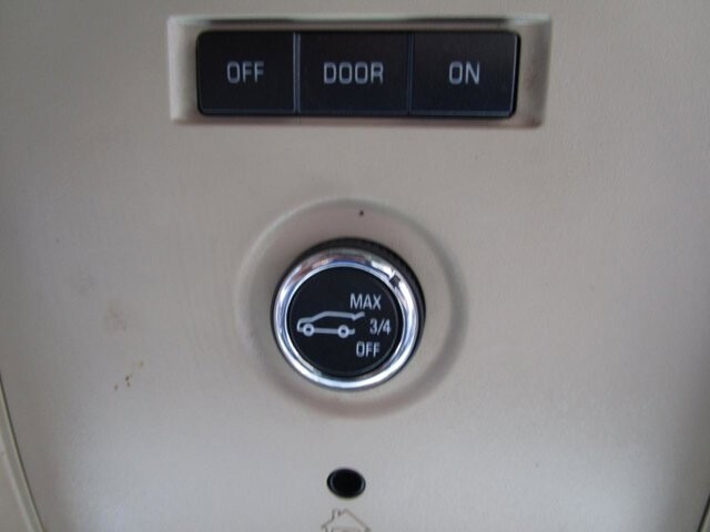 2015 Chevrolet Suburban in Tampa, FL 33604-6914 - 2231431 17