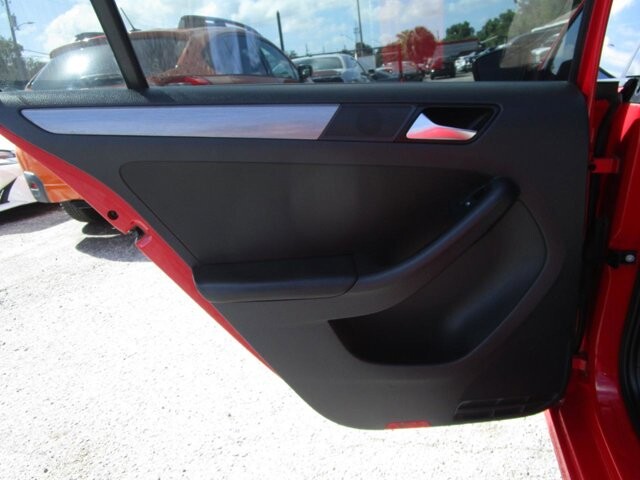 2016 Volkswagen Jetta in Tampa, FL 33604-6914 - 2234124 17