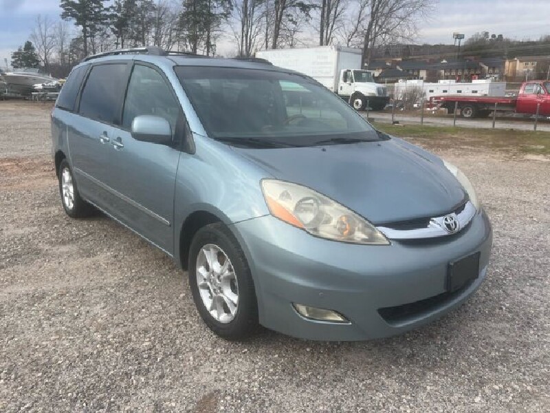 2006 Toyota Sienna in Hickory, NC 28602-5144 - 2235607