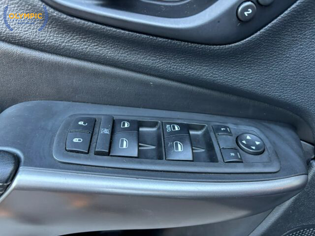 2019 Jeep Cherokee in Decatur, GA 30032 - 2238121 32