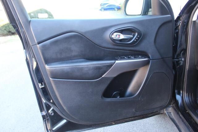 2019 Jeep Cherokee in Decatur, GA 30032 - 2238121 151