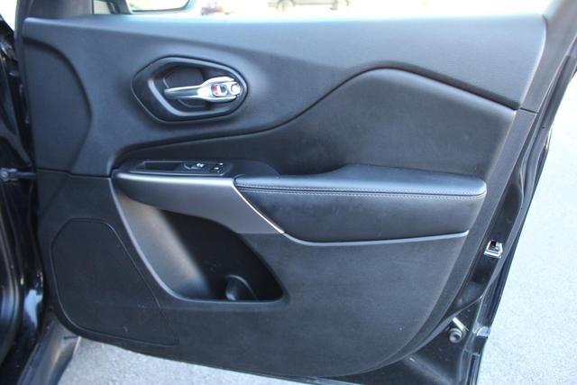 2019 Jeep Cherokee in Decatur, GA 30032 - 2238121 152