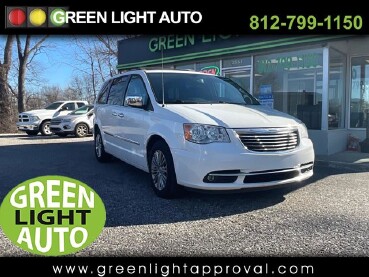 2016 Chrysler Town & Country in Columbus, IN 47201