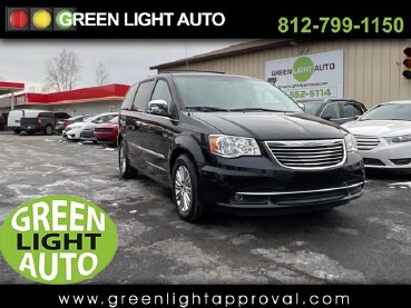 2015 Chrysler Town & Country in Columbus, IN 47201