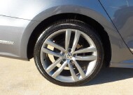 2017 Volkswagen Passat in Pasadena, TX 77504 - 2279784 43