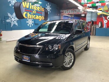2015 Chrysler Town & Country in Chicago, IL 60659