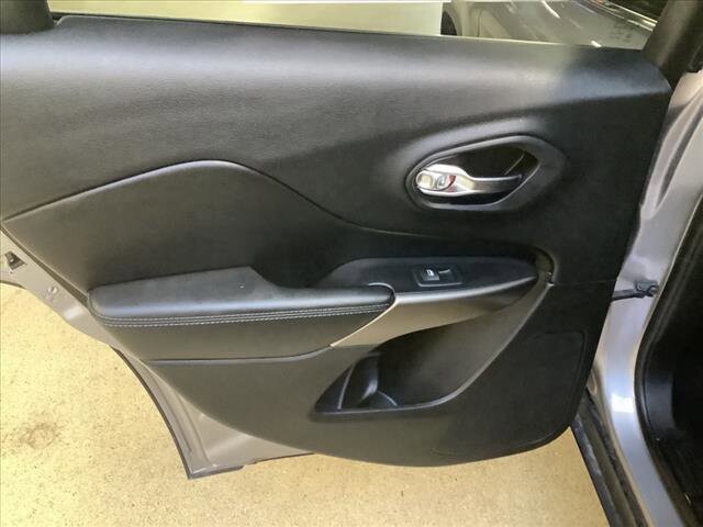 2019 Jeep Cherokee in Chicago, IL 60659 - 2299857 16