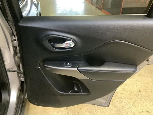 2019 Jeep Cherokee in Chicago, IL 60659 - 2299857 19