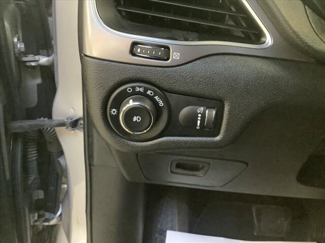 2019 Jeep Cherokee in Chicago, IL 60659 - 2299857 11