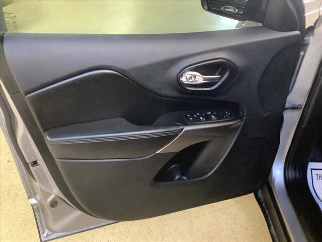 2019 Jeep Cherokee in Chicago, IL 60659 - 2299857 9