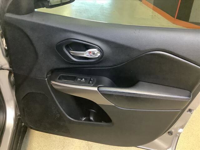 2019 Jeep Cherokee in Chicago, IL 60659 - 2299857 21