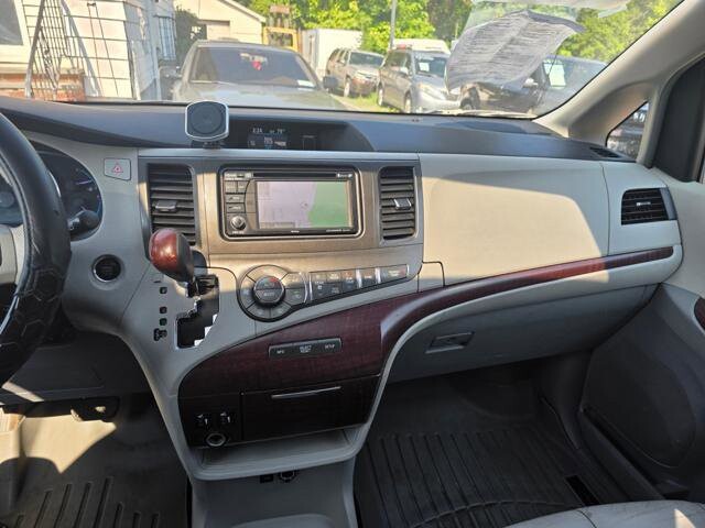 2013 Toyota Sienna in Blauvelt, NY 10913 - 2301847 16