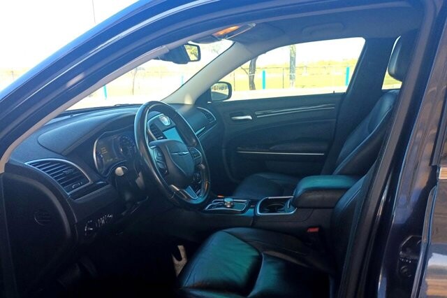 2015 Chrysler 300 in tucson, AZ 85719 - 2302895 9