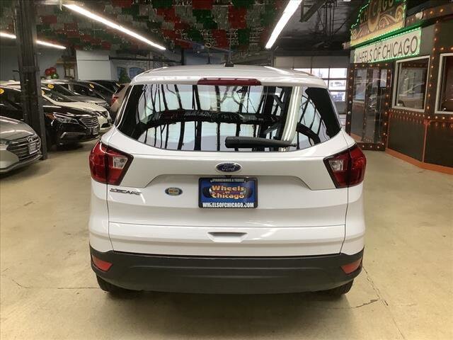 2019 Ford Escape in Chicago, IL 60659 - 2303969 4