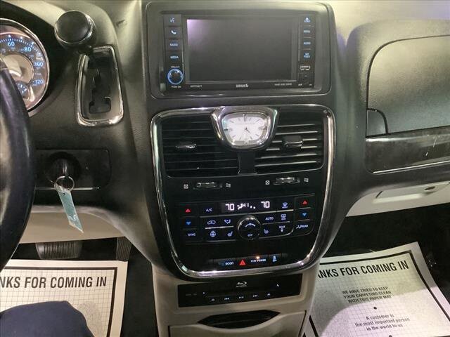 2015 Chrysler Town & Country in Chicago, IL 60659 - 2323628 15