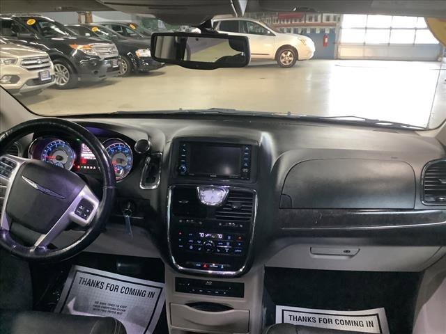 2015 Chrysler Town & Country in Chicago, IL 60659 - 2323628 18