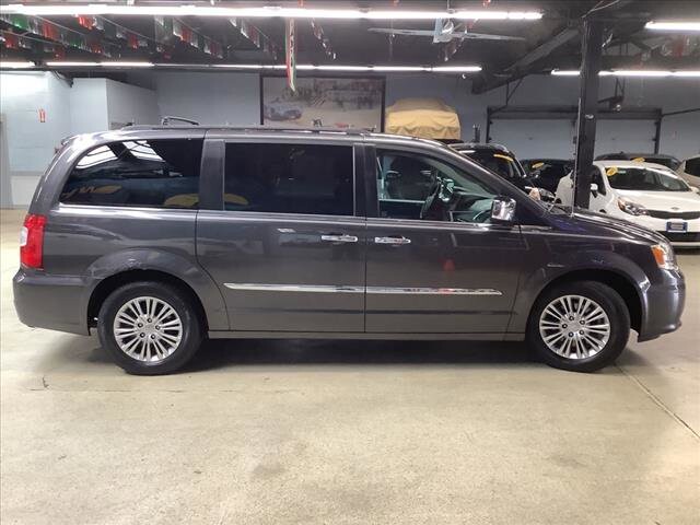 2015 Chrysler Town & Country in Chicago, IL 60659 - 2323628 6