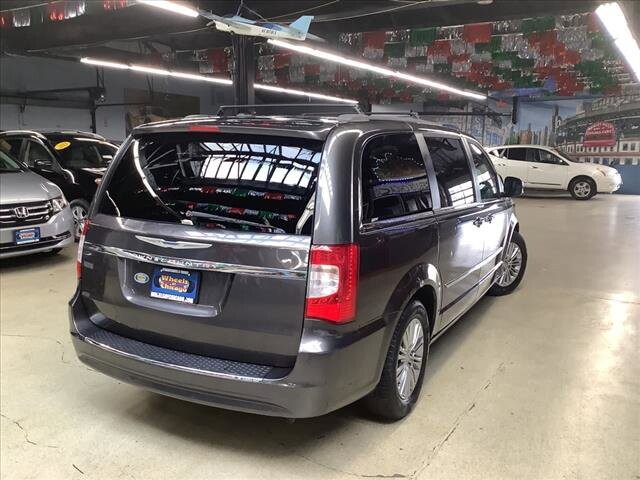 2015 Chrysler Town & Country in Chicago, IL 60659 - 2323628 5