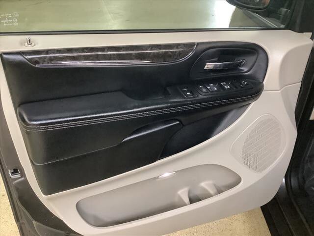 2015 Chrysler Town & Country in Chicago, IL 60659 - 2323628 9