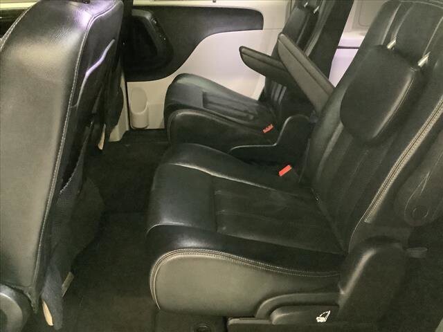 2015 Chrysler Town & Country in Chicago, IL 60659 - 2323628 16