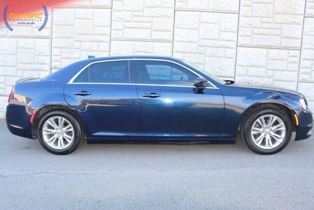 2017 Chrysler 300 in Decatur, GA 30032 - 2323725 9