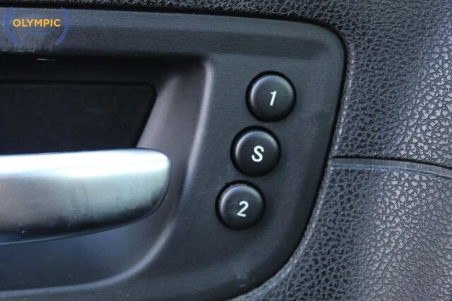 2017 Chrysler 300 in Decatur, GA 30032 - 2323725 29