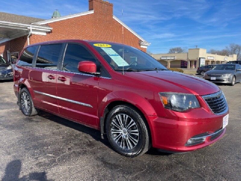 2014 Chrysler Town & Country in New Carlisle, OH 45344 - 2324128