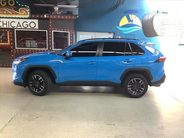 2019 Toyota RAV4 in Chicago, IL 60659 - 2329645 3