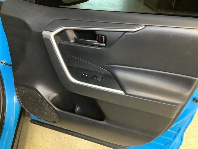 2019 Toyota RAV4 in Chicago, IL 60659 - 2329645 25