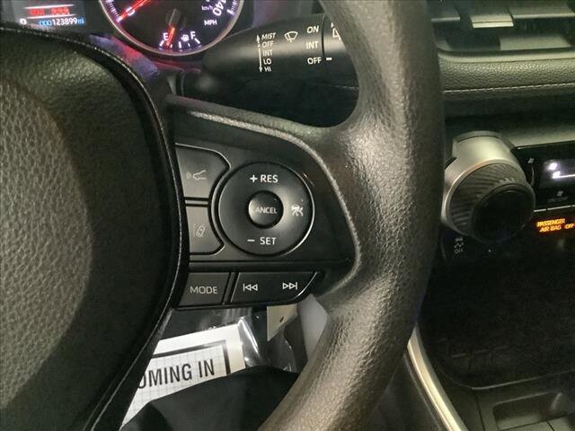 2019 Toyota RAV4 in Chicago, IL 60659 - 2329645 15