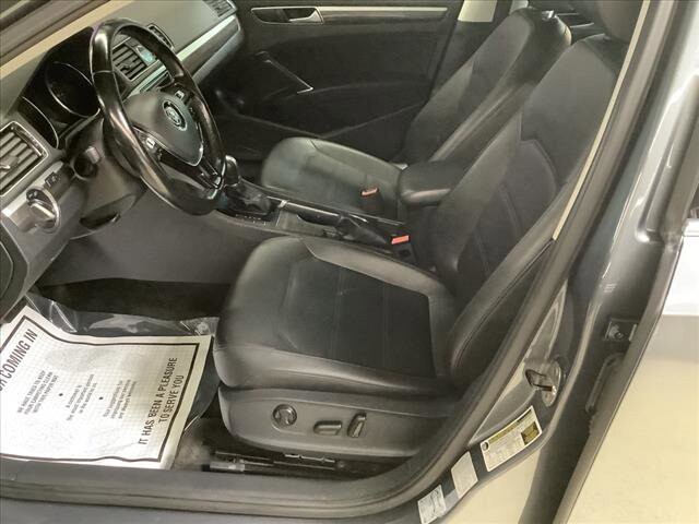 2016 Volkswagen Passat in Chicago, IL 60659 - 2329952 10