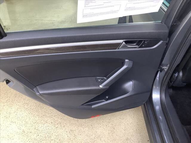 2016 Volkswagen Passat in Chicago, IL 60659 - 2329952 16