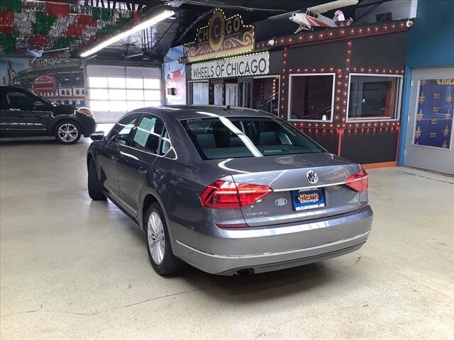 2016 Volkswagen Passat in Chicago, IL 60659 - 2329952 3