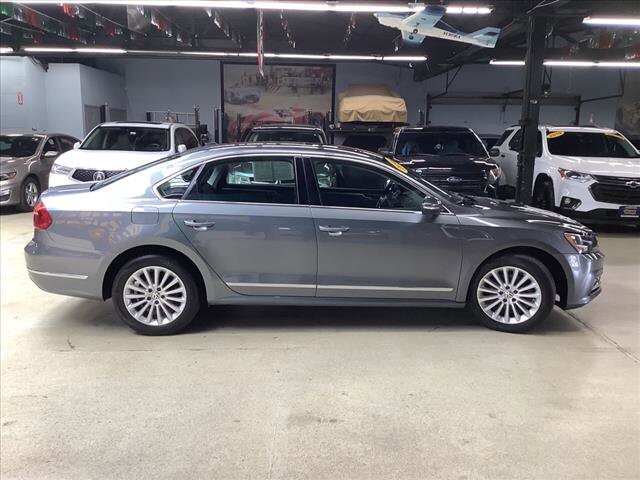 2016 Volkswagen Passat in Chicago, IL 60659 - 2329952 6